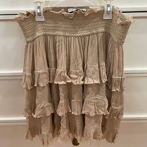 Super cute ruffle mini skirt!! Very good condition!!